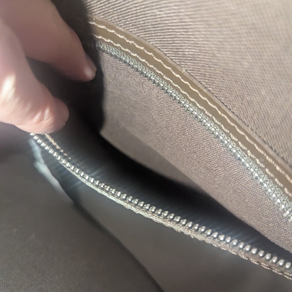 Authentic Yaranga Camera bag Louis Vuitton..Unisex - Picture 15 of 16